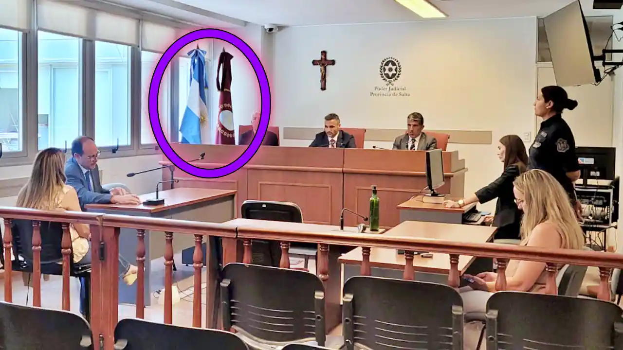 Colocación de las banderas en la sala de audiencias