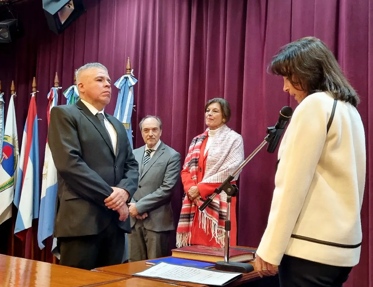 Juez Aníbal Reinaldo Burgos, a la izquierda