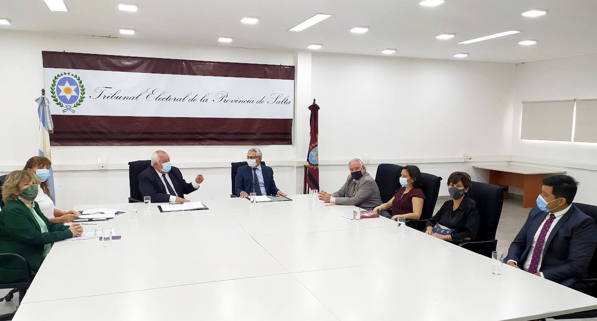 Reunión de la Corte de Justicia en el Tribunal Electoral