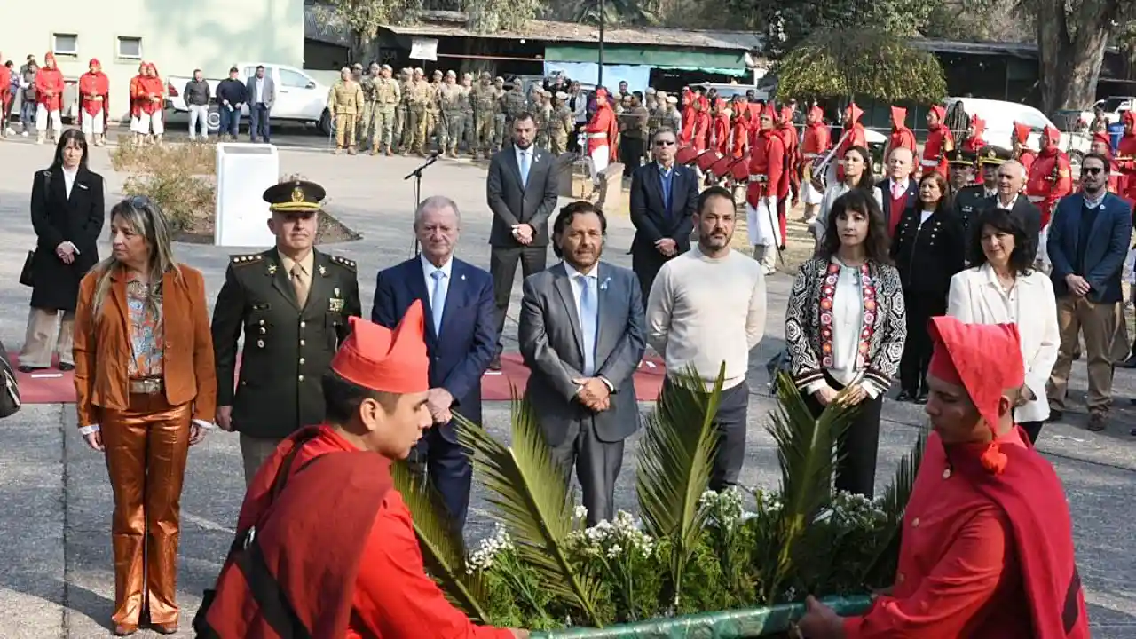 Ofrenda floral al pie del monumento a José de San Martín