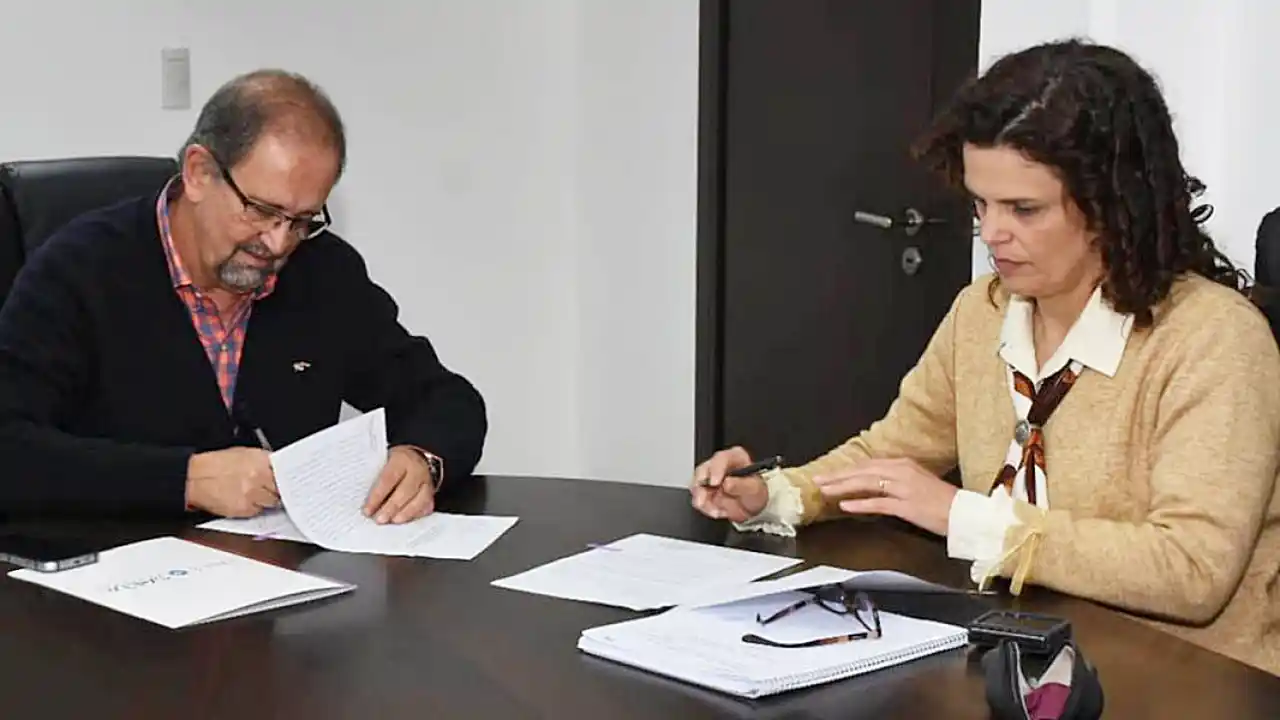 Camacho y Fiore firman un convenio