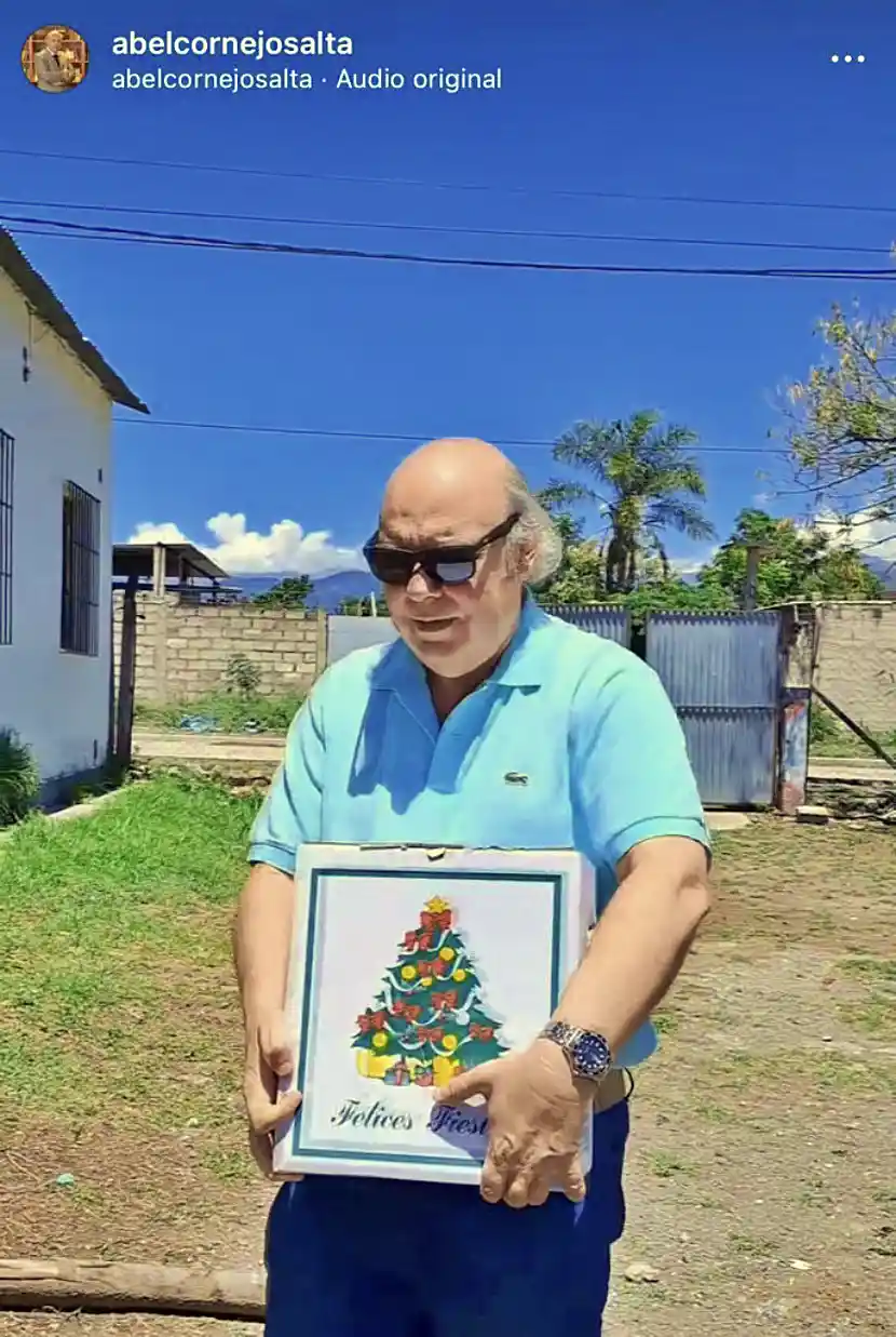 Cornejo muestra la caja navideña del lado que oculta el escudo