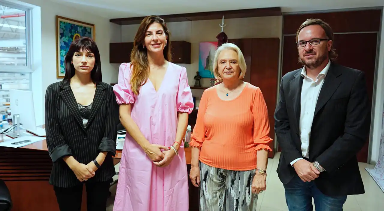 Gustavo Farquarson, delegado del INADI en Salta, posa sonriente en el despacho de una de las partes del procedimiento