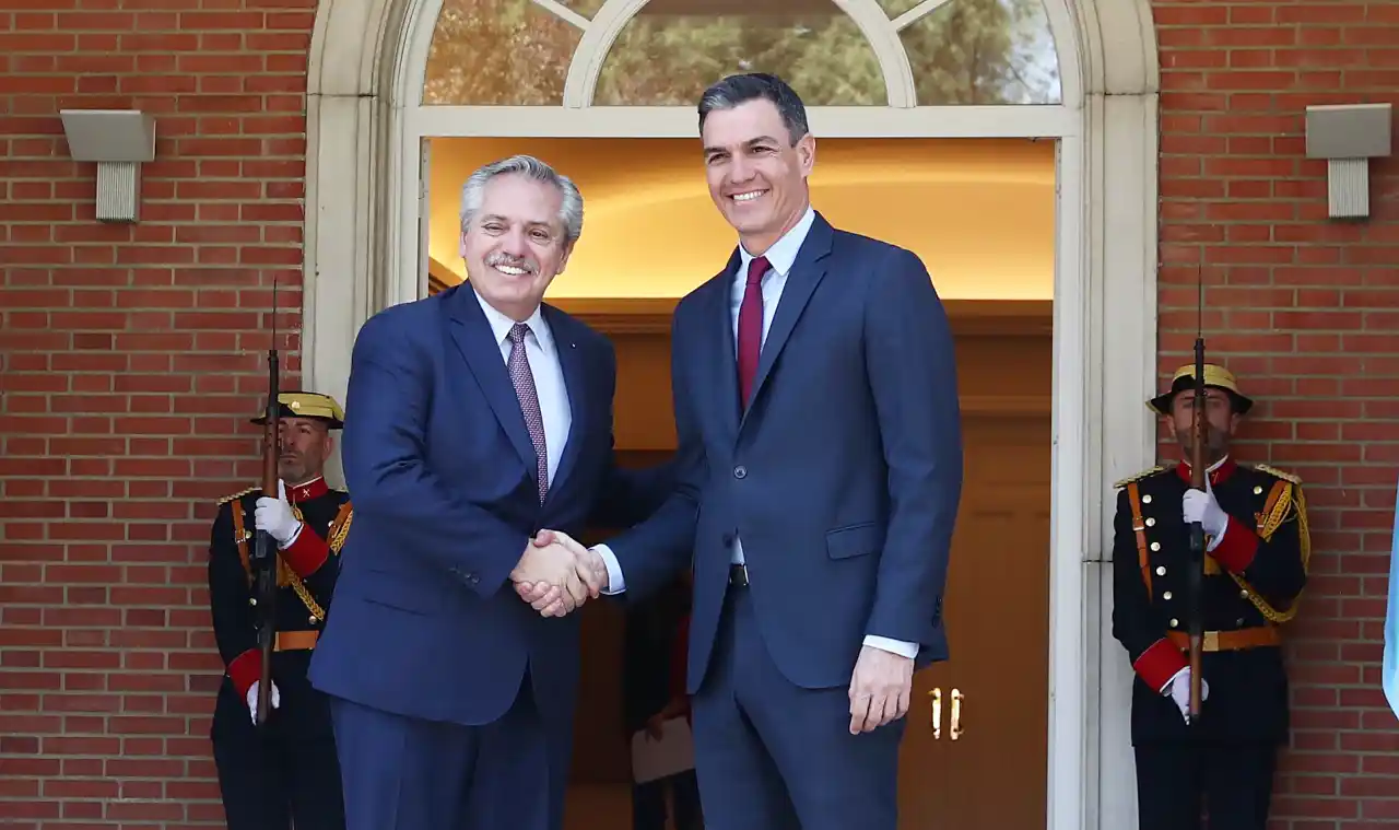 Milei clava un clavo en el ataúd del kirchnerismo y una chinche en el del sanchismo español