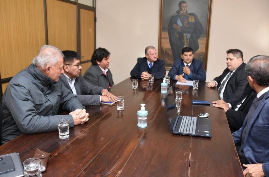 Senadores provinciales escuchan a Gabriel Chibán
