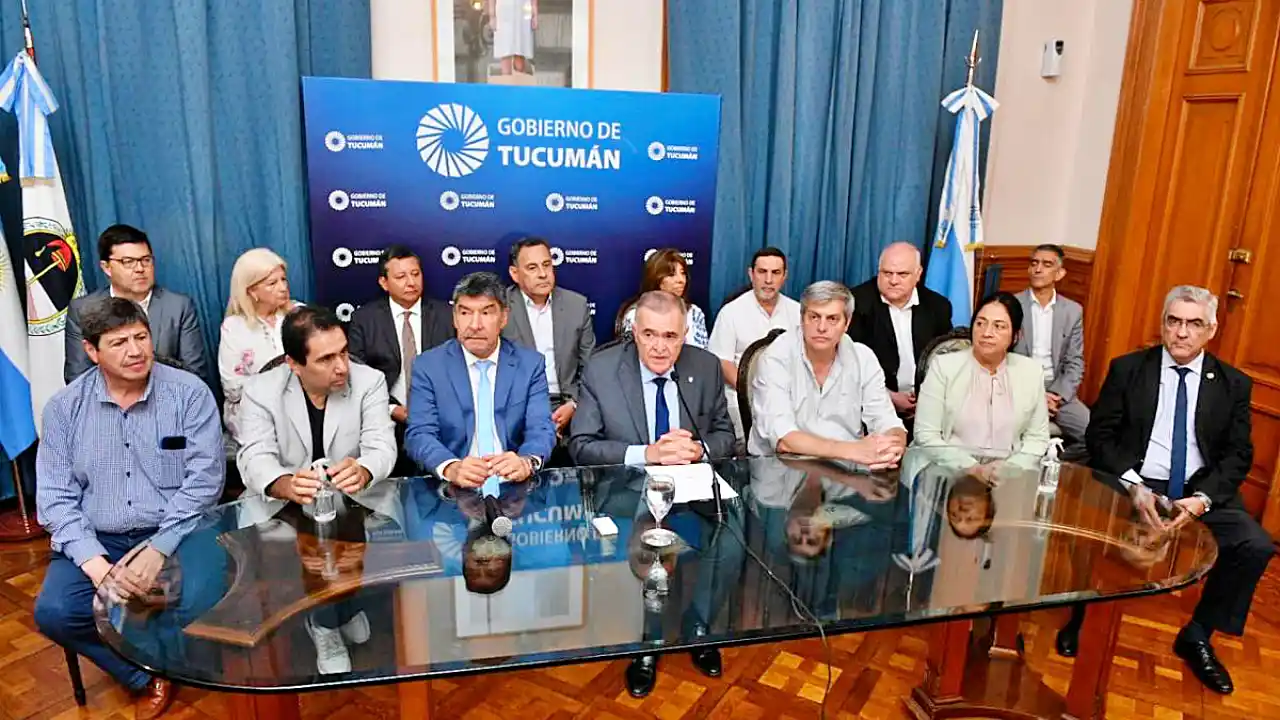 Rueda de prensa de Jaldo en Tucumán