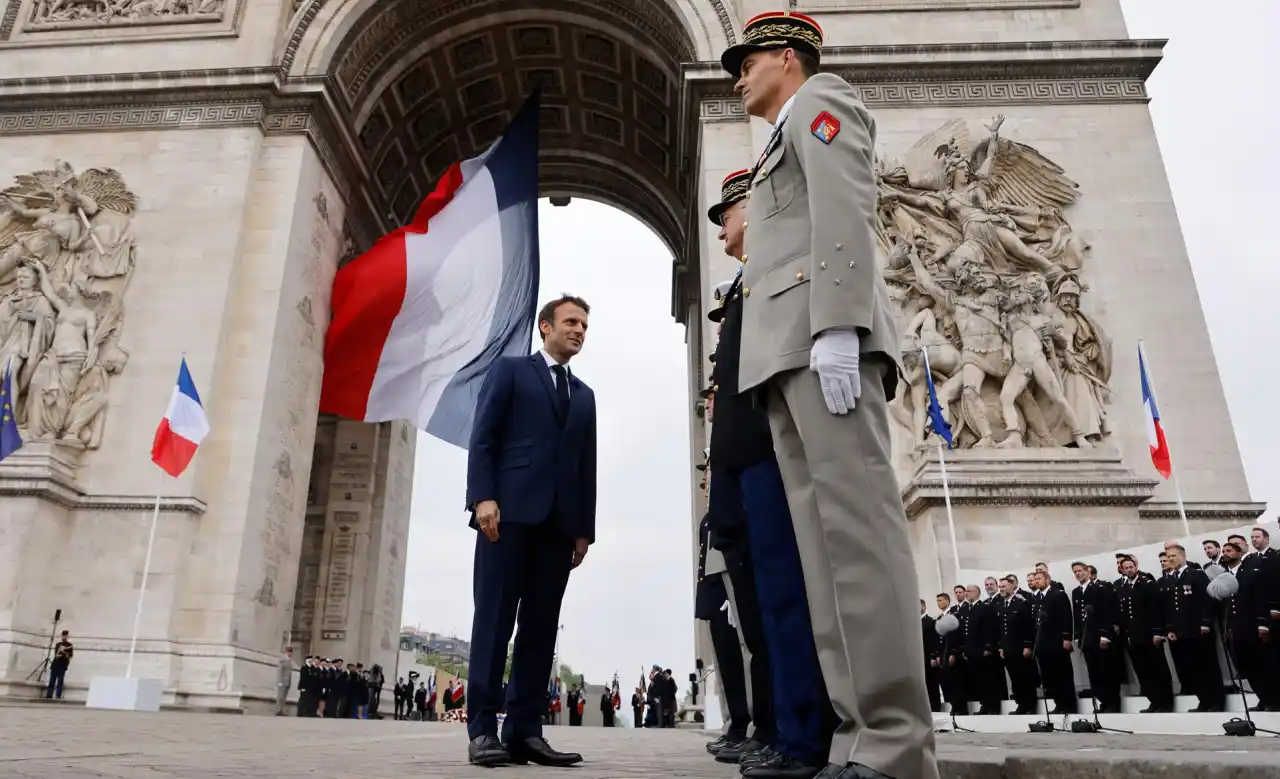 El presidente Macron en el Arco de Triunfo de París - Imagen de archivo