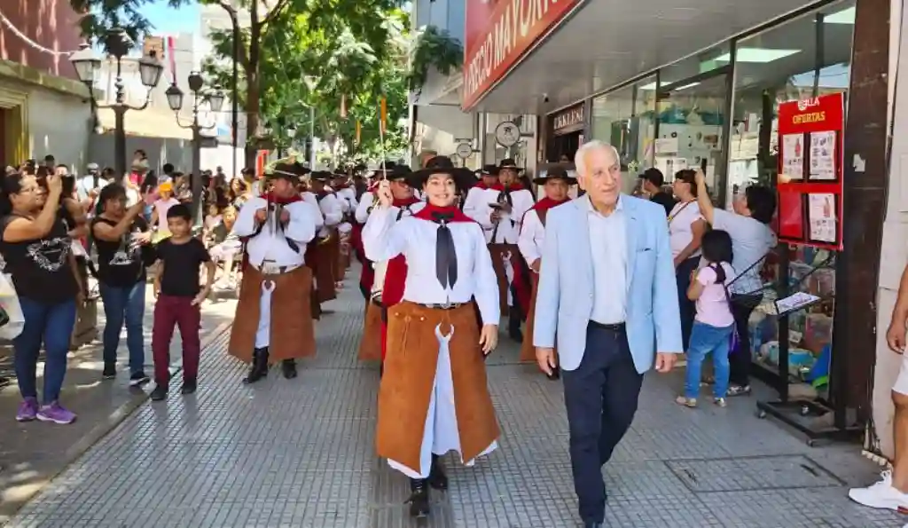 La banda de música de la Policía de Salta, encabezada por la bastonera y el ministro