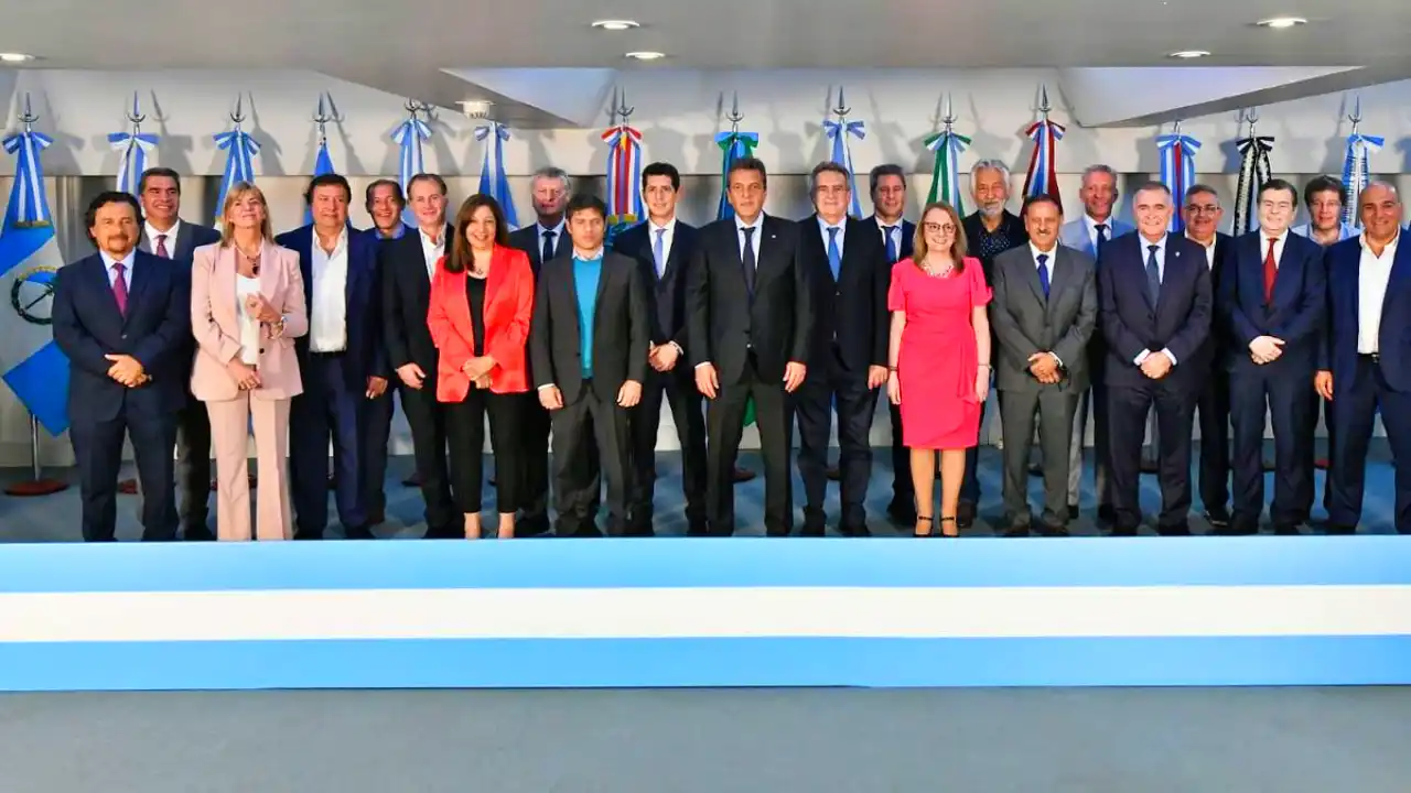 Massa y los gobernadores peronistas, detrás de la Bandera Argentina