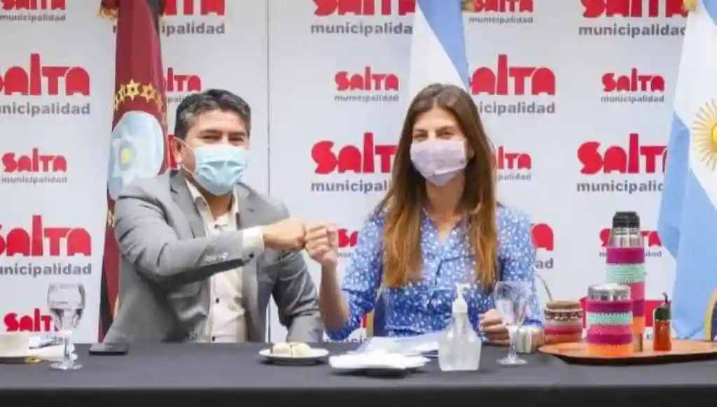 Benjamín Cruz y Bettina Romero chocan sus puños como Tyson y Holyfield