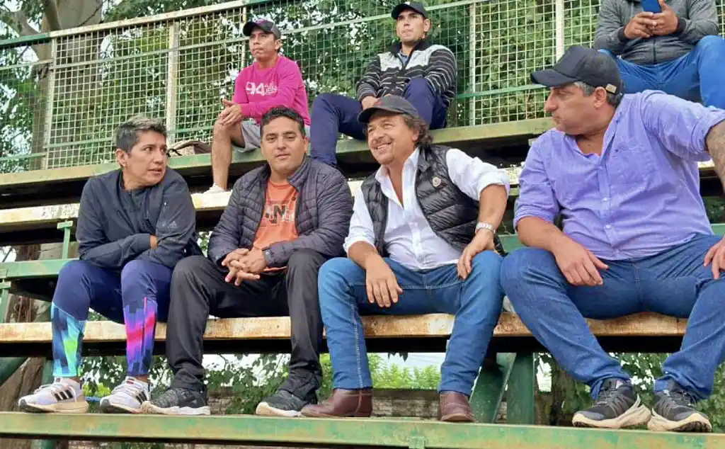 Sáenz y Mimessi en la tribuna de la cancha de Deportivo Alianza de Tartagal