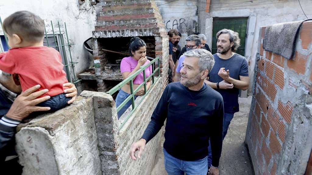 Funcionarios del gobierno nacional visitan un 'barrio popular'