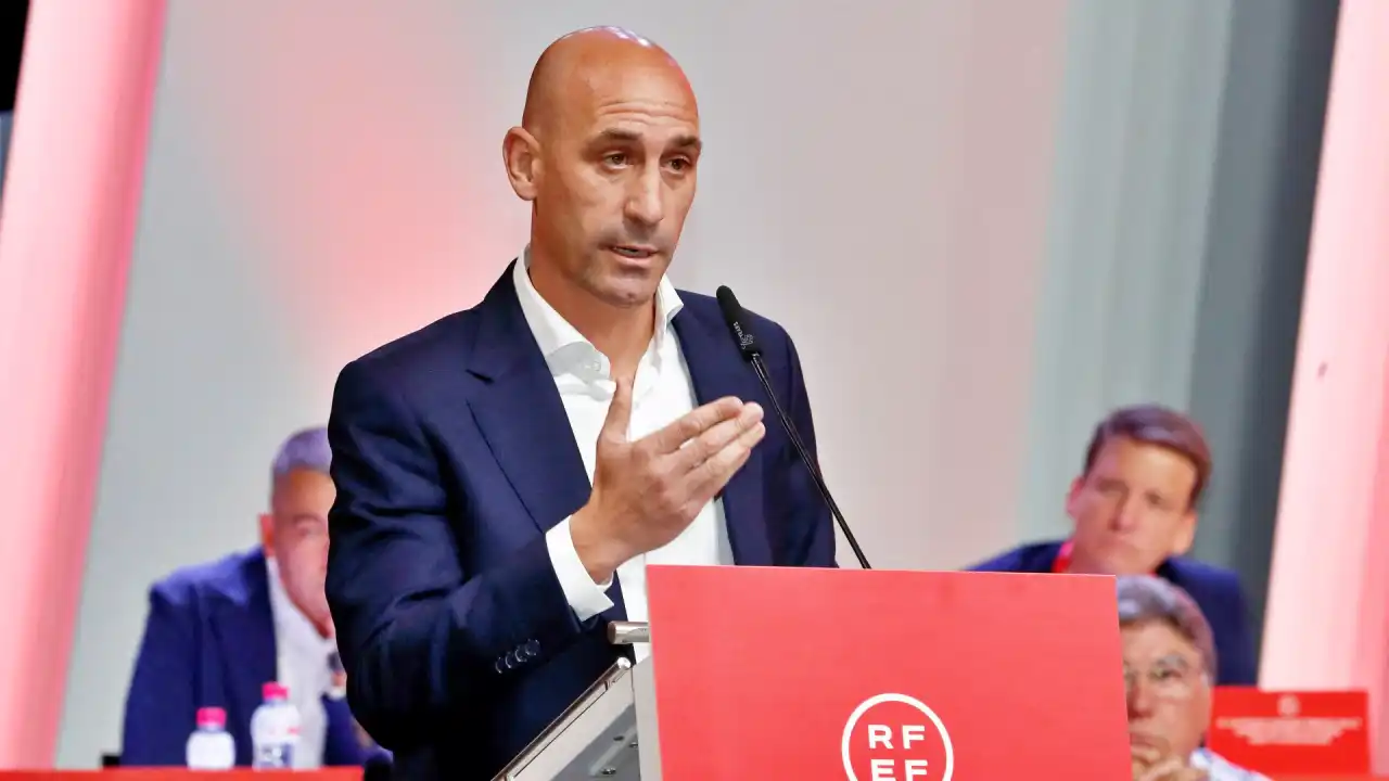 Luis Rubiales pronuncia su discurso ante la asamblea de la RFEF