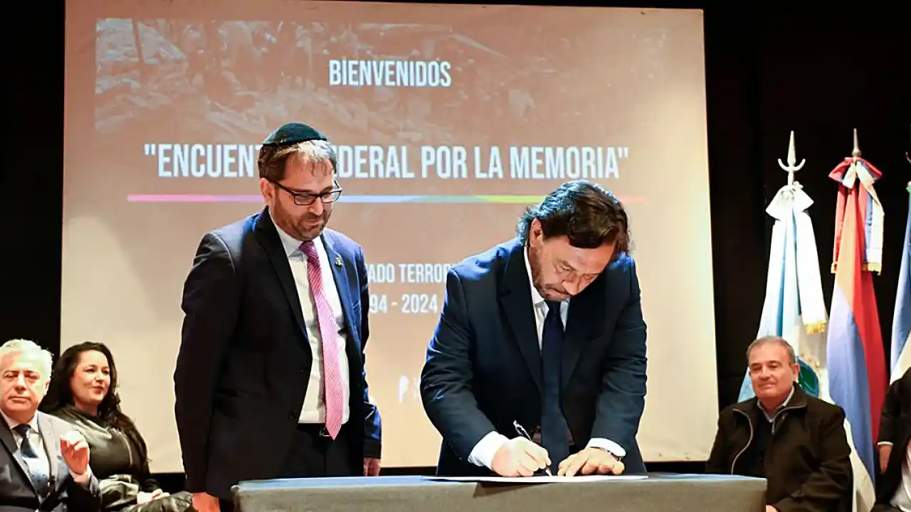 Sáenz firma la declaración en la AMIA