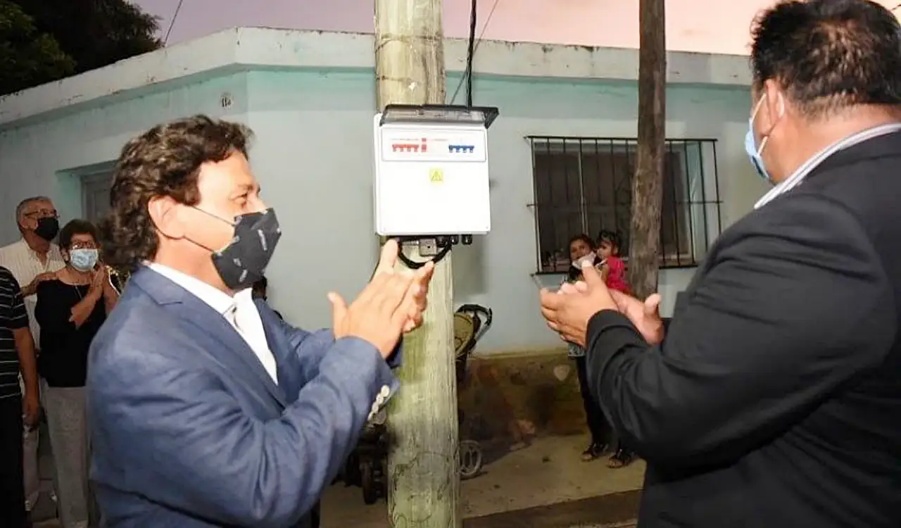 Gustavo Sáenz inaugura nuevas luces en El Carril