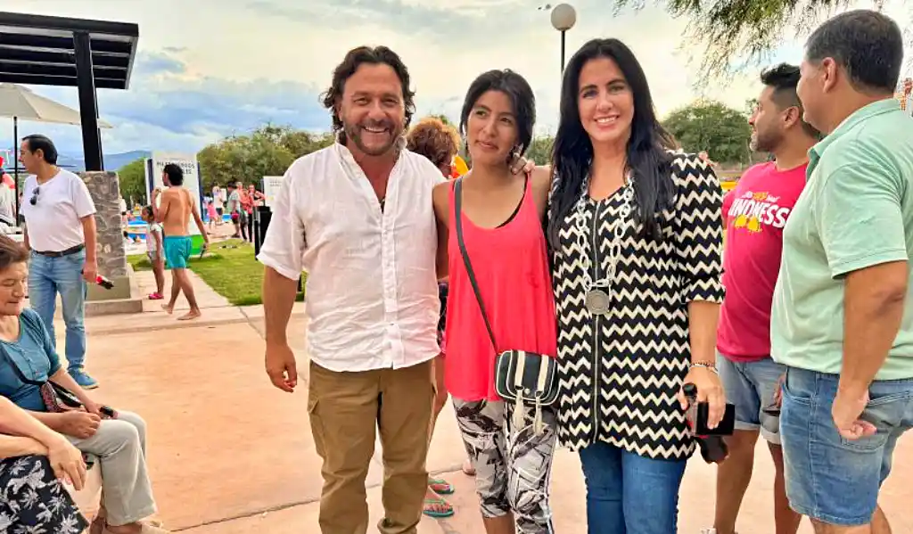 Sáenz y su esposa junto a visitantes de El Préstamo