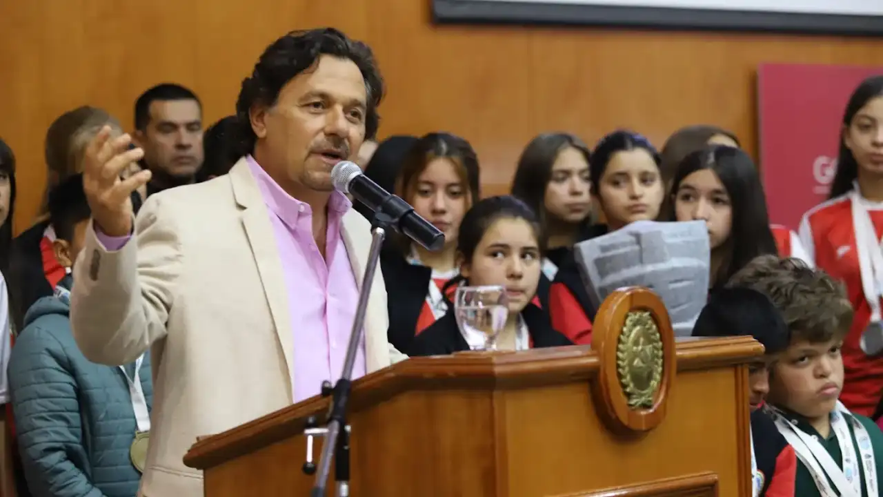 Gustavo Sáenz entrega medallas a los participantes en los Juegos Evita