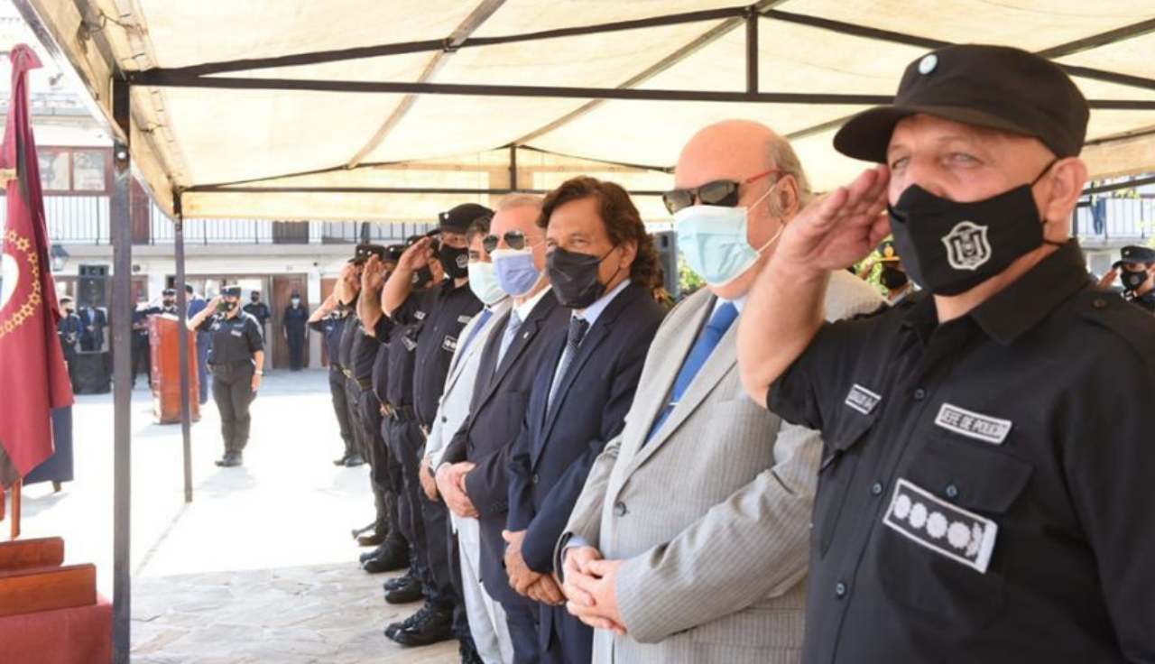 Sáenz junto a la plana mayor de la Policía de Salta