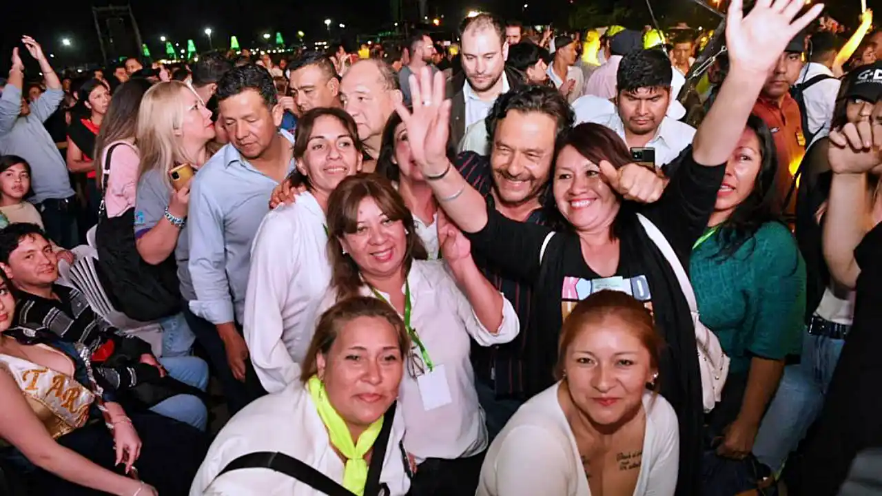 Gustavo Sáenz en los festejos por el aniversario de Tartagal