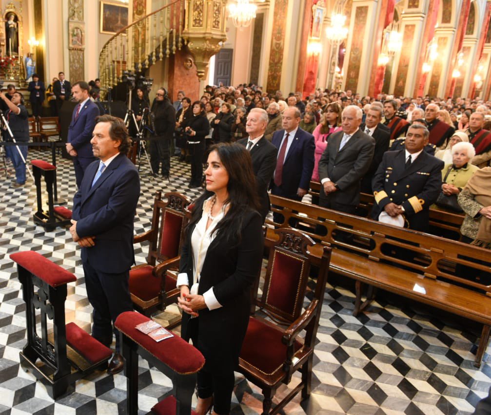 El gobernador Sáenz y su esposa asisten a la primera misa del triduo