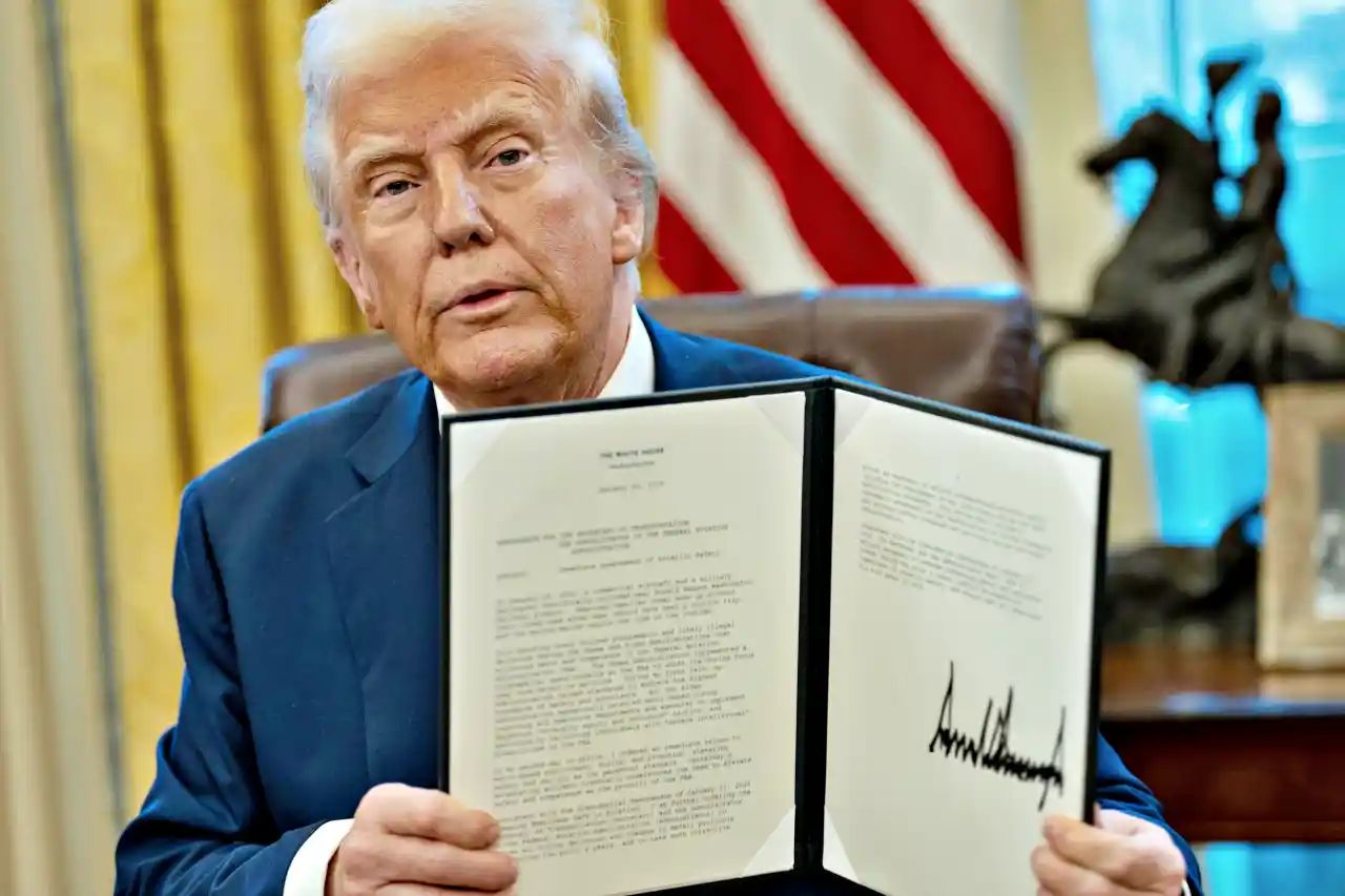 Trump muestra el decreto firmado