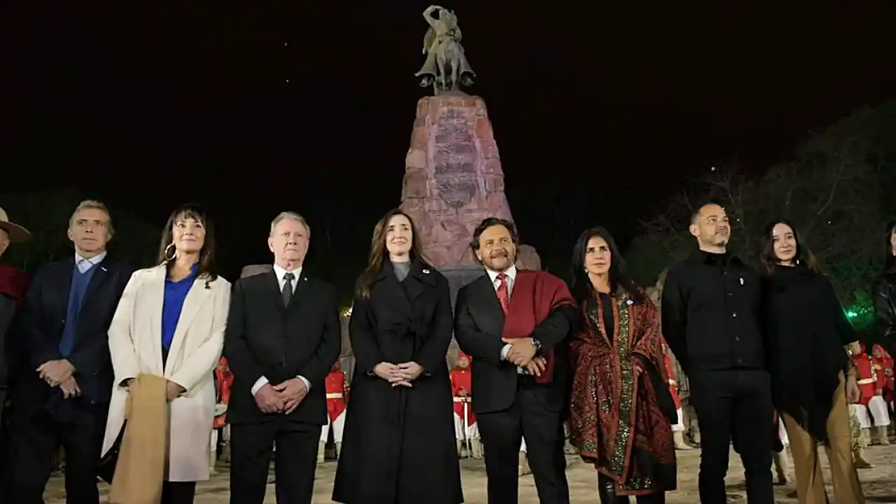 Autoridades en el Monumento a Güemes