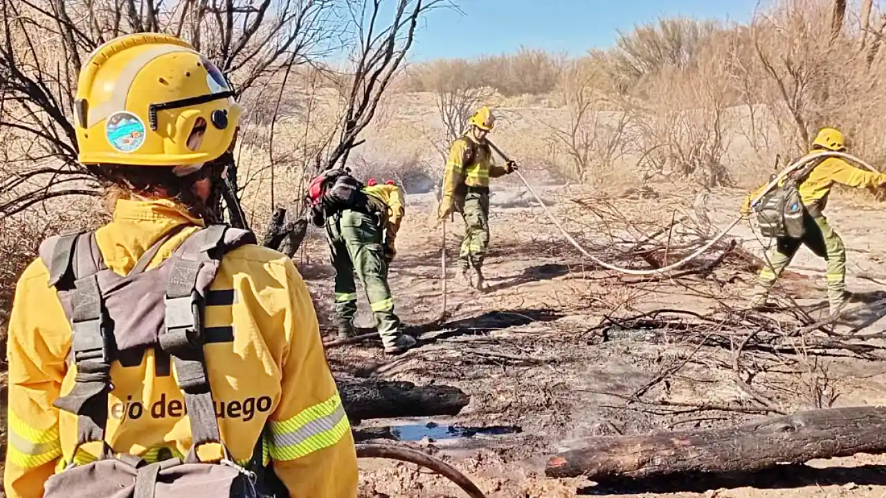 El gobierno dice que los equipos de combate contra incendios forestales siguen trabajando en Cafayate