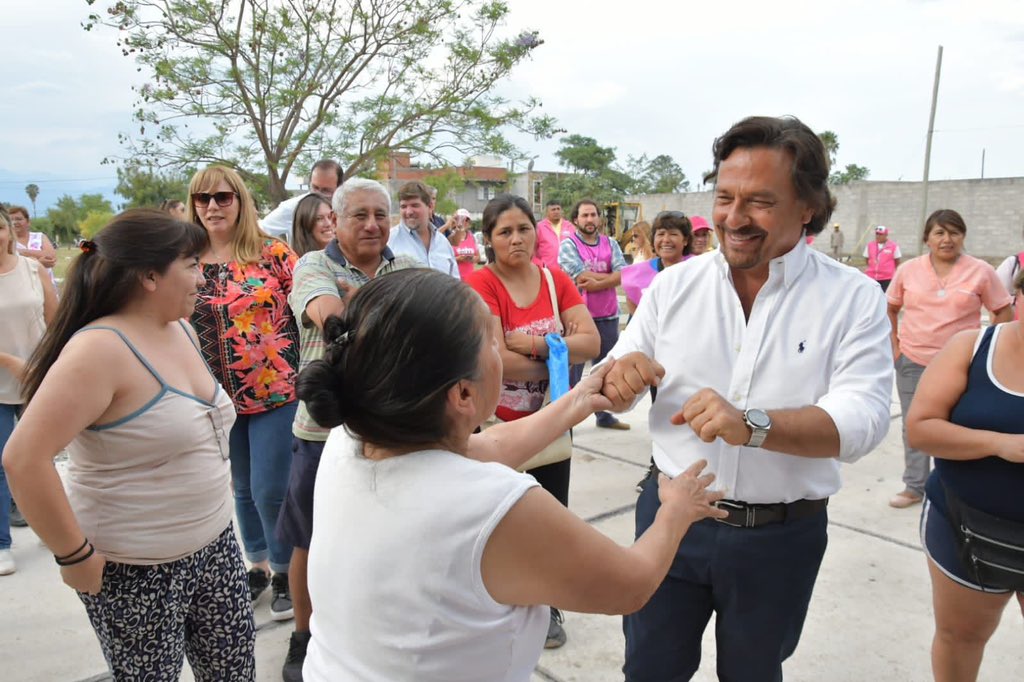 Sáenz supervisa las obras de pavimentación en barrios del sur de Salta