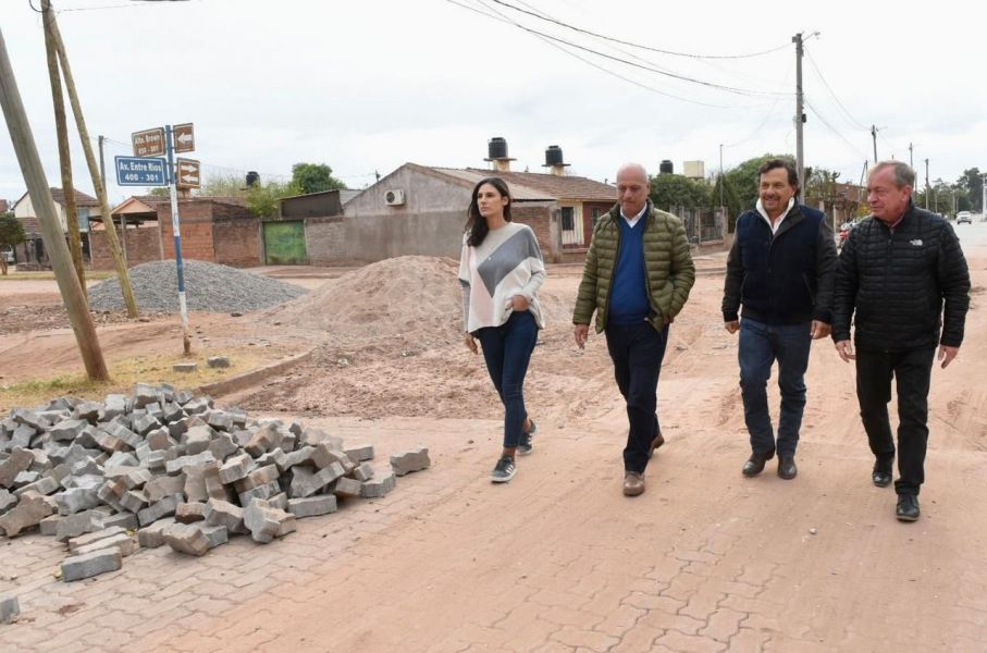 Sáenz visita en Las Lajitas las obras de pavimentación e iluminación