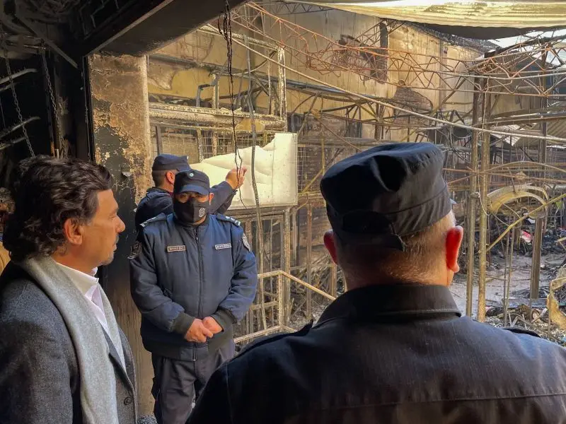 Sáenz visita la zona afectada por el incendio y se compromete a ayudar a los comerciantes afectados
