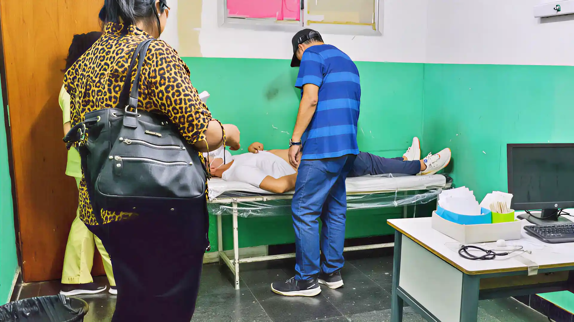 Mangione palpa a un enfermo en el hospital de Orán