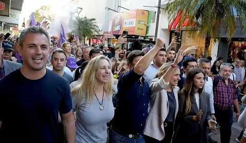 Martín Menem y Karina Milei en un acto electoral