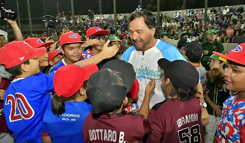 Gustavo Sáenz en la nueva cancha de béisbol de Salta