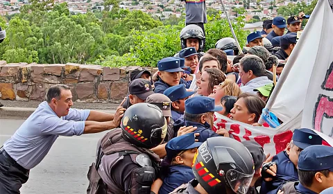 El comisario empuja que te empuja