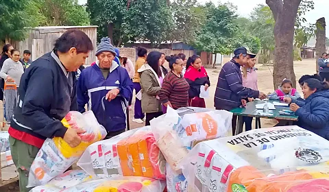 Reparto de alimentos a indígenas en Salta