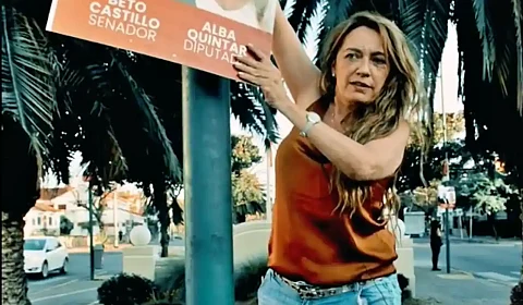 Candidata descolgando carteles en Salta