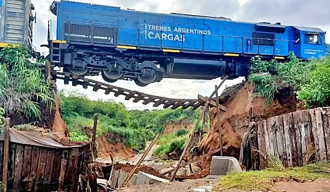 Imagen del tren colgando en Horcones