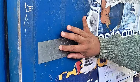 Placa de braille en paradas de colectivos de la ciudad de Salta