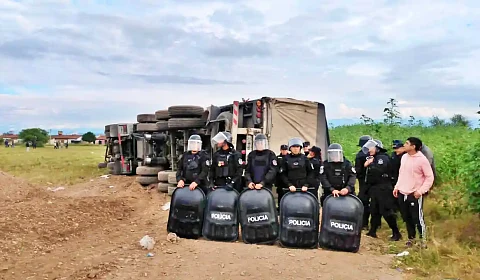 Camión volcado y despliegue policial en Rosario de la Frontera