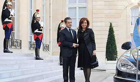 Nicolas Sarkozy recibe a Cristina Kirchner en el Palacio del Elíseo, en París, en septiembre de 2011