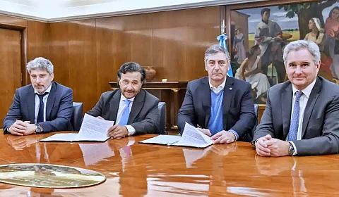 Gustavo Sáenz firma el convenio en Buenos Aires