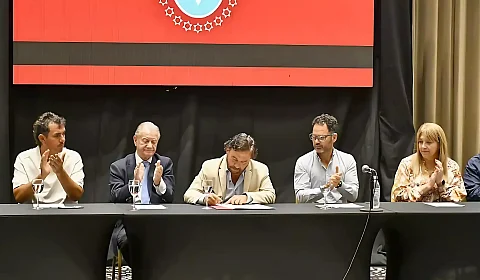 Momento en que Sáenz firma el documento