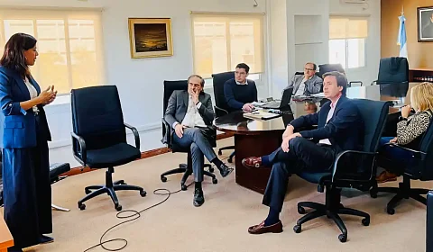 García Castiella y Solá Usandivaras escuchan las explicaciones de Patricia Aballay