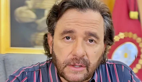 Gustavo Sáenz durante su mensaje - Imagen mejorada con AI