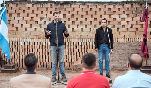 Emiliano Estrada, a la izquierda