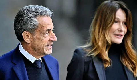 Nicolas Sarkozy junto a su esposa, se encamina hacia la prisión de La Santé