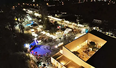 Vista nocturna de la feria Destino Potencia Cafayate