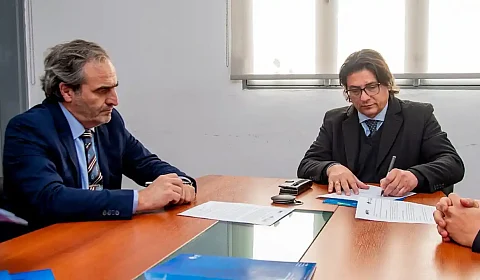 Momento de la firma de los convenios