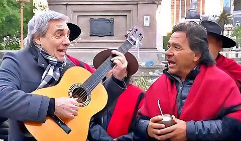 Facundo Saravia y Gustavo Sáenz frente a la Casa Rosada
