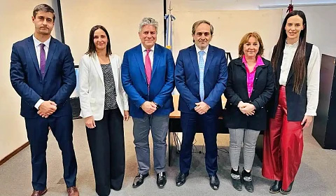 Pedro García Castiella y Mirta Lapad junto a los nuevos funcionarios
